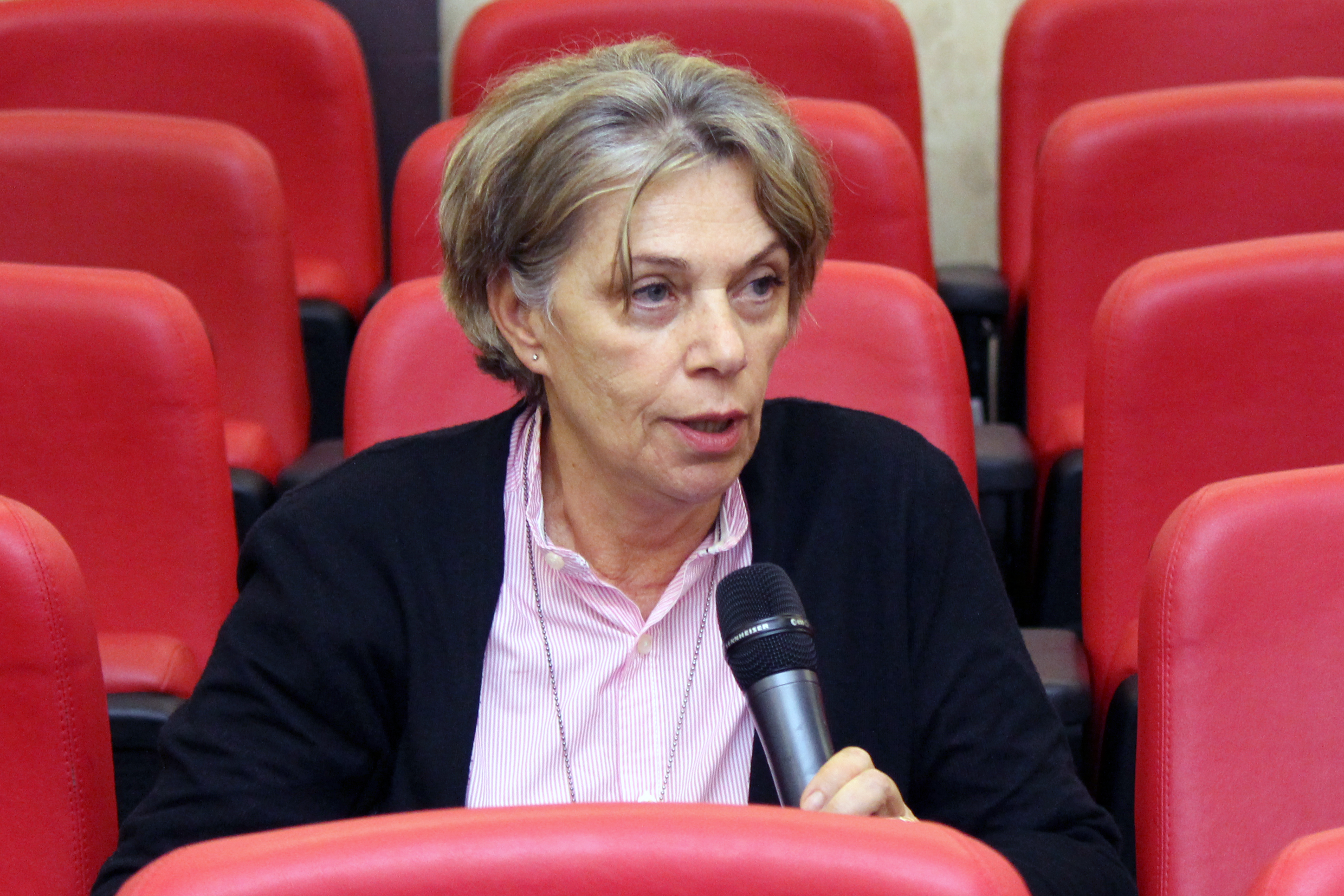 Maria da Penha Vasconcellos faz perguntas durante o debate