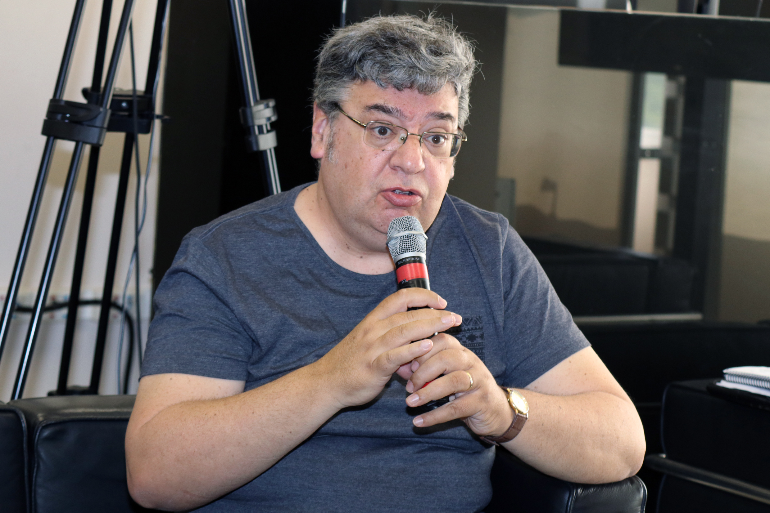 José Jonas Almeida fala durante o debate