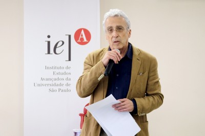 José Teixeira Coelho Netto abre o evento e apresenta o expositor 