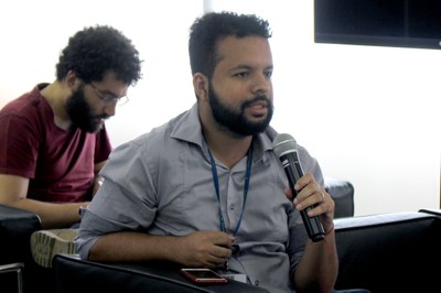 Leonardo Gomes faz perguntas durante o debate