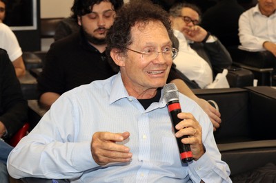 Hélio Teixeira fala durante o debate