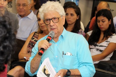 José da Rocha Carvalheiro fala durante o debate