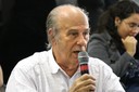 Luiz Bevilacqua faz pergunta à mesa de expositores