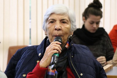 Yvonne Mascarenhas fala durante o debate