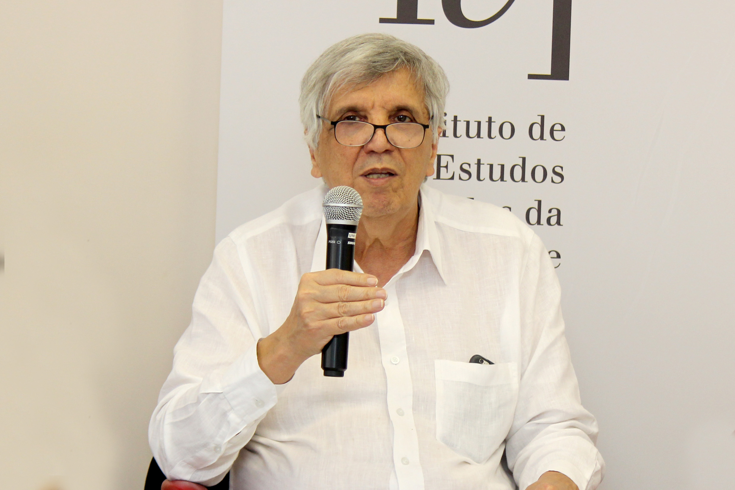 Álvaro de Vasconcelos apresenta os expositores e explica a dinâmica do debate