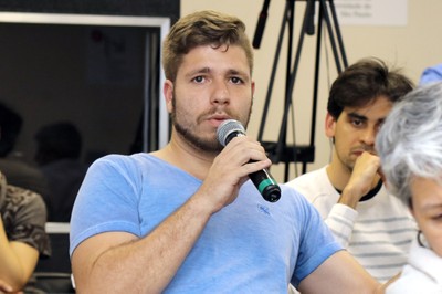 Participante do público faz perguntas durante o debate