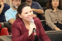 Maria Edevalcy Marinho faz perguntas aos expositores
