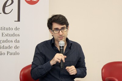 Adrián Albala abre o evento e explica a dinâmica do debate