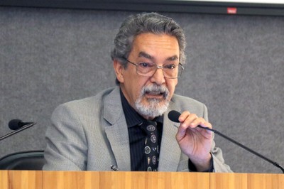 Nílson José Machado apresenta os expositores e explica a dinâmica do debate
