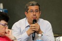 Participante do público faz perguntas aos expositores