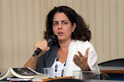 Paula Braga fala durante o debate