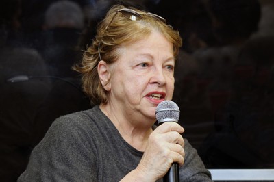 Ana Maria Belluzzo fala durante o debate