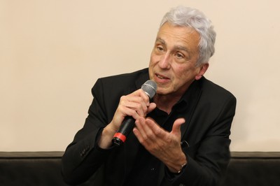José Teixeira Coelho Netto faz perguntas durante o debate