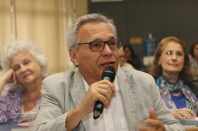 Lino de Macedo fala durante o debate