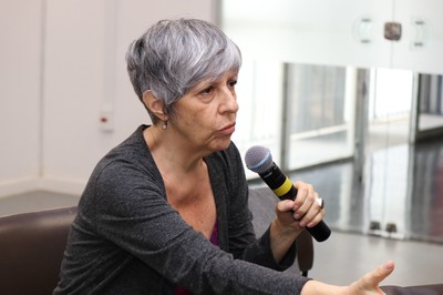 Participante do público faz perguntas durante o debate