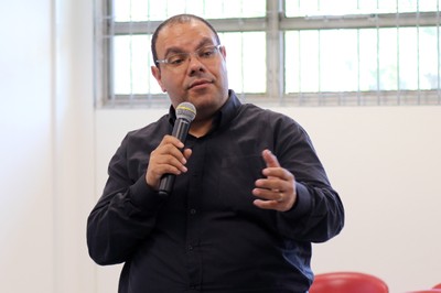 Renato Pereira de Souza fala durante o debate