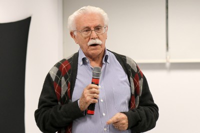 Carlos Alberto Barbosa Dantas fala durante o debate