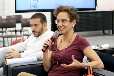 Sylvia Duarte Dantas faz perguntas durante o debate