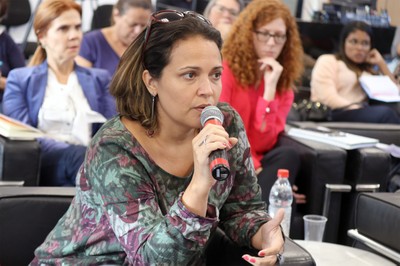 Patricia Camacho Dias faz perguntas durante o debate