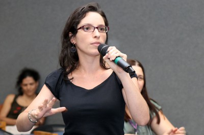 Amanda Silveira Carbone faz perguntas durante o debate