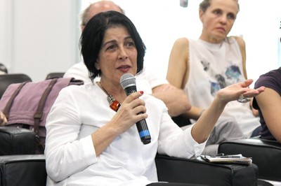 Lucia Maciel Barbosa de Oliveira faz perguntas aos expositores