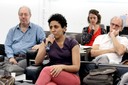 Participante do público faz perguntas aos expositores