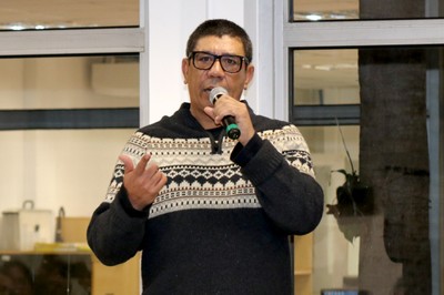 Sergio Vaz declama poesia no encerramento do evento