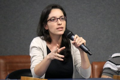Amanda Silveira Carbone faz perguntas durante o debate - 13/06/2018