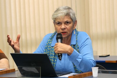 Maria do Carmo Martins Sobral faz perguntas durante o debate - 13/06/2018