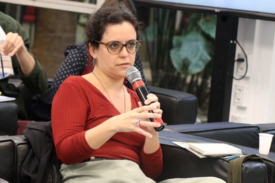 Participante do público faz perguntas durante o debate - 05/06/2018