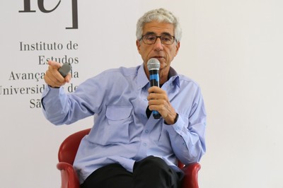 José Eli da Veiga abre o evento e apresenta os expositores