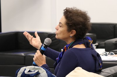 Ana Lúcia Henrique faz perguntas durante o debate