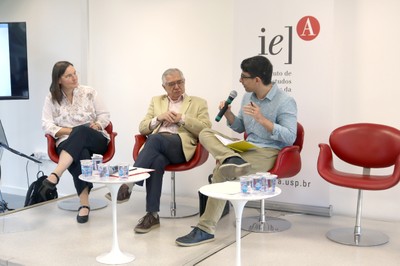 Anja Mihr, José Alvaro Moisés e Adrian Albala  