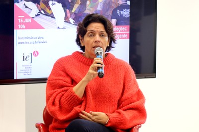 Teresa Cristina Toledo de Paula apresenta as expositoras e a dinâmica do debate