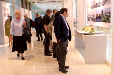 Participantes visitam exposição no hall da Reitoria - 20 de março