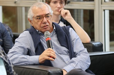 José Alvaro Moisés faz perguntas durante o debate
