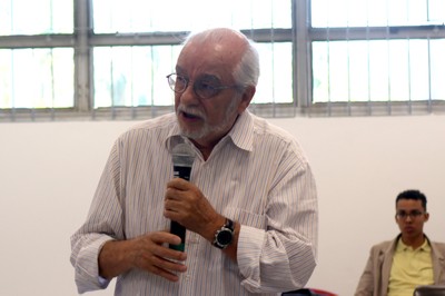 Luís Carlos de Menezes fala durante o debate