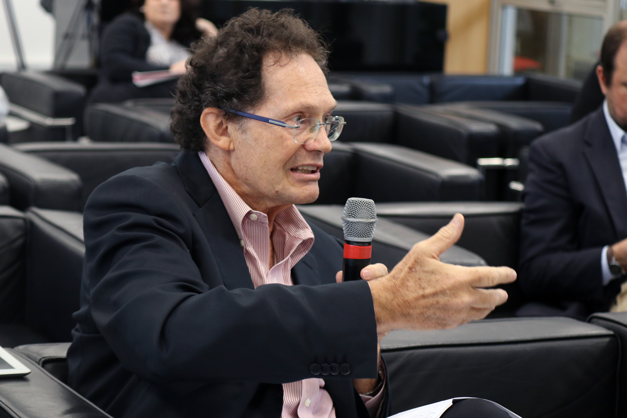 Hélio Teixeira fala durante o debate