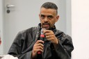 Participante do público faz perguntas aos expositores