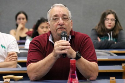 Paulo Saldiva fala durante o debate