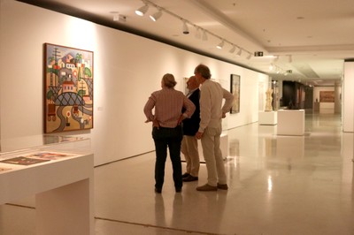 Participantes visitam a exposição "Visões da Arte"