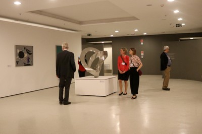 Participantes visitam a exposição "Visões da Arte" 