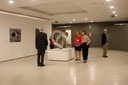 Participantes visitam a exposição "Visões da Arte" 