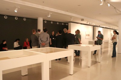 Participantes visitam a exposição "Visões da Arte"