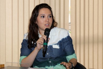 Milene Siqueira de Souza  - faz perguntas durante o debate