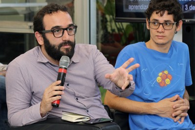 Guilherme Soares Gurgel do Amaral faz perguntas aos expositores durante o debate