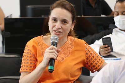 Ana Paula Fracalanza fala durante o debate