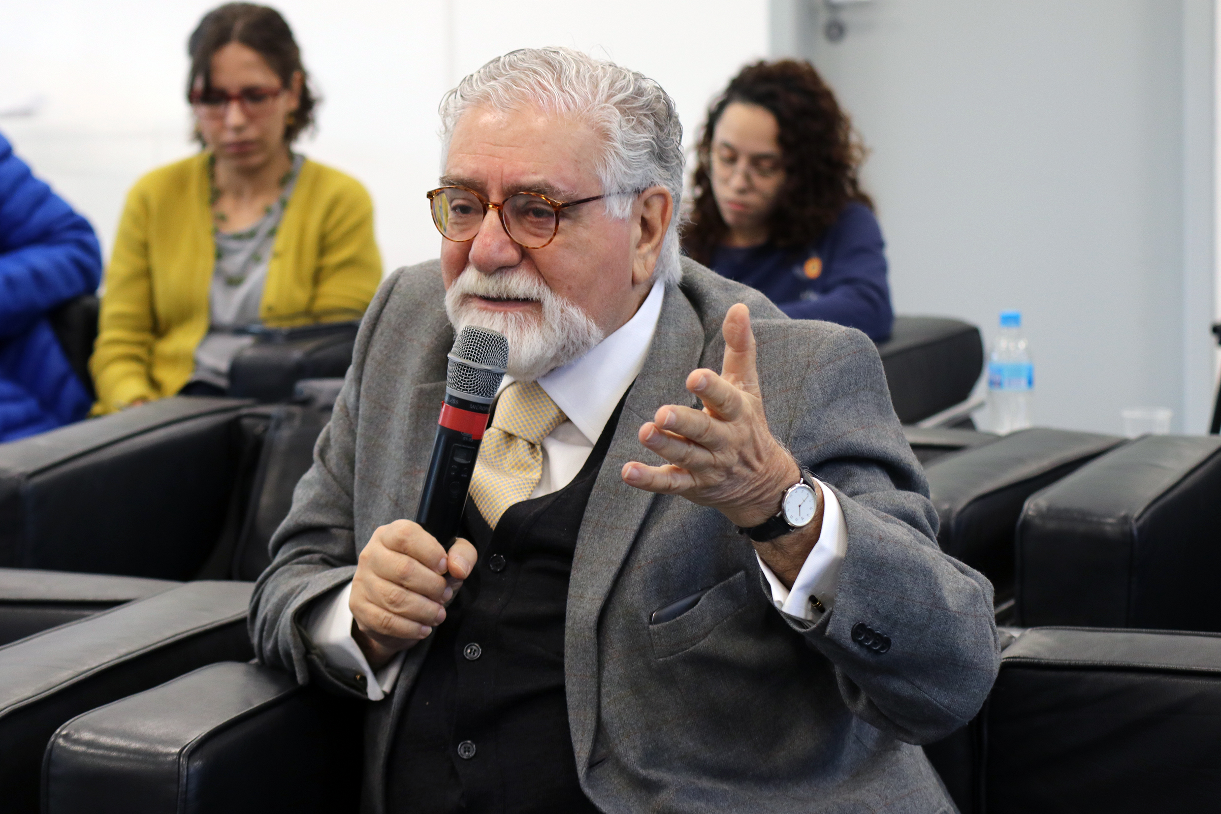 Celso Lafer faz perguntas aos expositores durante o debate