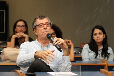Luis Enrique Sánchez faz perguntas durante o debate