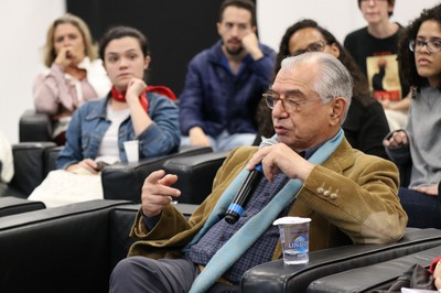 José Álvaro faz perguntas aos expositores durante o debate